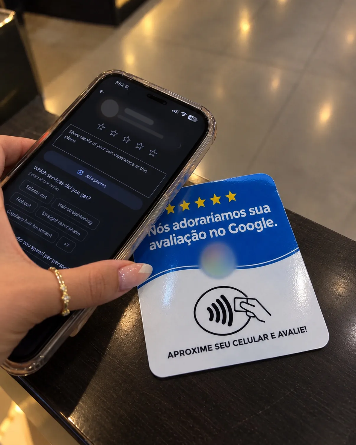 Celular aproximado da plaquinha NFC
